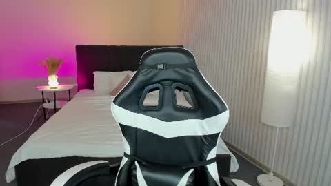 Snapshot of elara_irving chatting on July 7, 6:47 am Elly online show from July 7, 6:47 am