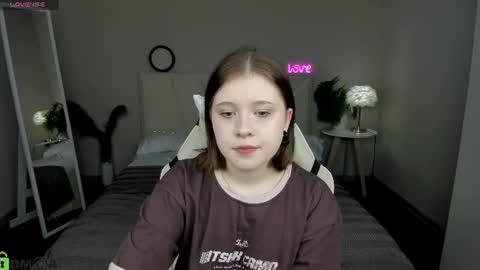 Snapshot of elara_irving chatting on July 8, 3:00 am Elly online show from July 8, 3:00 am