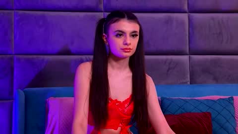 Snapshot of elaramorel chatting on December 16, 4:39 am Elara online show from December 16, 4:39 am