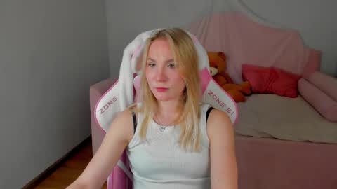 Snapshot of elaravoltage chatting on May 13, 5:05 am elaravoltage online show from May 13, 5:05 am