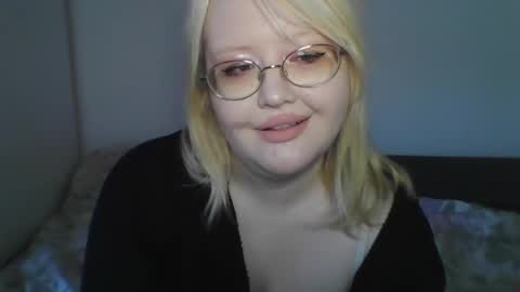 Snapshot of elayne_sweet chatting on May 8, 6:08 am elayne_sweet online show from May 8, 6:08 am