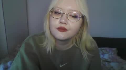 Snapshot of elayne_sweet chatting on May 15, 10:44 am elayne_sweet online show from May 15, 10:44 am