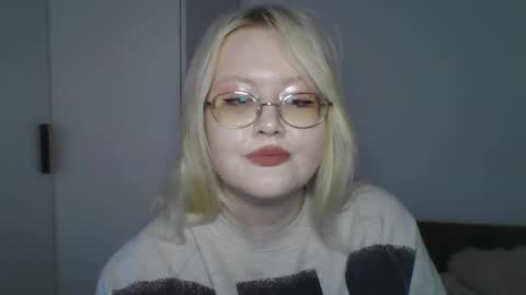 Snapshot of elayne_sweet chatting on May 19, 6:09 am elayne_sweet online show from May 19, 6:09 am