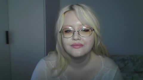 Snapshot of elayne_sweet chatting on May 20, 6:19 am elayne_sweet online show from May 20, 6:19 am