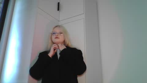Snapshot of elayne_sweet chatting on June 14, 6:04 am elayne_sweet online show from June 14, 6:04 am