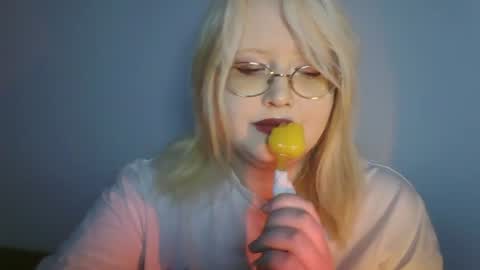 Snapshot of elayne_sweet chatting on June 22, 6:10 am elayne_sweet online show from June 22, 6:10 am