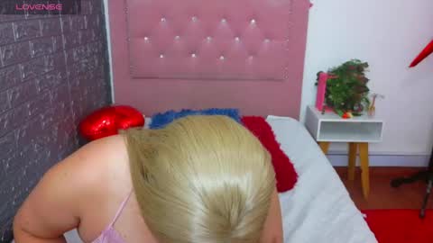 Snapshot of elektra_doll chatting on May 26, 5:20 pm elektra_doll online show from May 26, 5:20 pm
