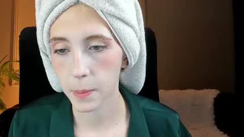 Snapshot of elen__moore chatting on July 2, 5:24 am Elen online show from July 2, 5:24 am