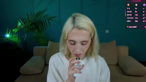 Snapshot of elen__moore chatting on July 4, 5:24 am Elen online show from July 4, 5:24 am