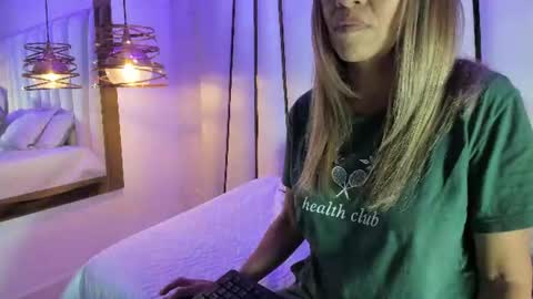 Snapshot of elena_mature chatting on June 14, 6:54 pm Elena online show from June 14, 6:54 pm