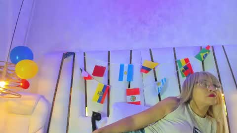 Snapshot of elena_mature chatting on July 11, 7:05 pm Elena online show from July 11, 7:05 pm