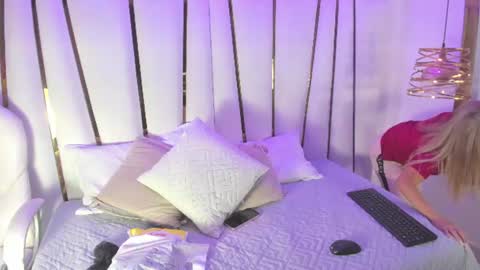 Snapshot of elena_mature chatting on July 17, 7:08 pm Elena online show from July 17, 7:08 pm