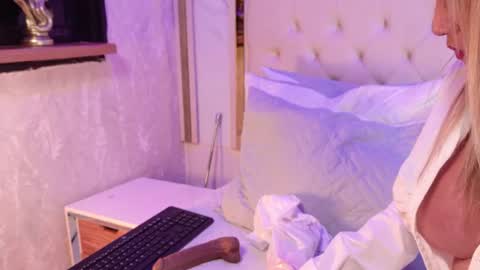 Snapshot of elena_mature chatting on July 23, 7:12 pm Elena online show from July 23, 7:12 pm