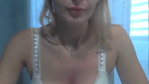 Snapshot of elenadream4990 chatting on June 24, 10:14 am elenadream4990 online show from June 24, 10:14 am