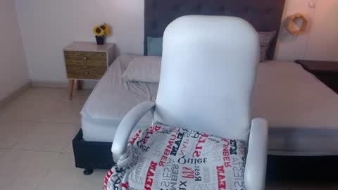 Snapshot of elenna__ chatting on July 28, 6:20 pm Elenna online show from July 28, 6:20 pm
