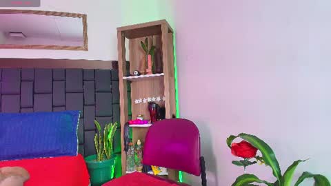 elenna_boobs_ online show from July 22, 3:09 am