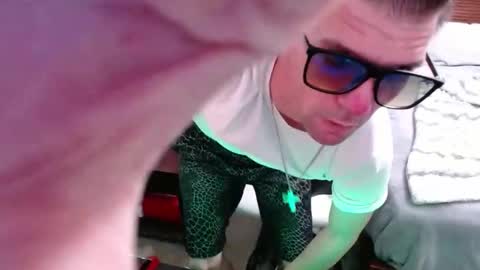 Snapshot of elevatetlb chatting on September 29, 4:17 am Walker online show from September 29, 4:17 am