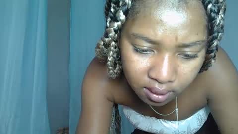 Snapshot of elia011 chatting on January 19, 12:28 pm elia011 online show from January 19, 12:28 pm