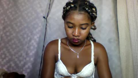 Snapshot of elia011 chatting on January 22, 10:50 am elia011 online show from January 22, 10:50 am