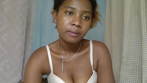 Snapshot of elia011 chatting on February 23, 7:44 am elia011 online show from February 23, 7:44 am