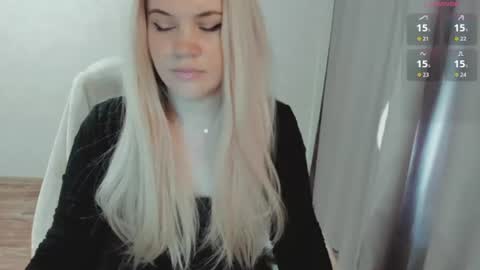 Snapshot of elia_ chatting on August 4, 5:10 am Ella online show from August 4, 5:10 am