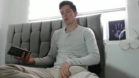 Snapshot of elian_tg chatting on February 9, 1:03 pm Elian online show from February 9, 1:03 pm