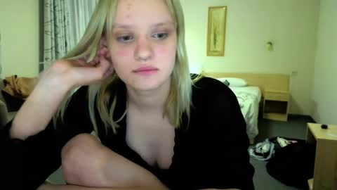 elieiza_xo online show from May 26, 5:42 pm