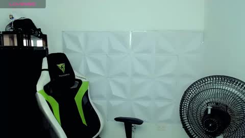 Snapshot of elii_797 chatting on December 5, 3:50 pm bby-santy online show from December 5, 3:50 pm