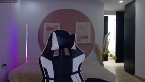 eliiih_ online show from May 17, 7:54 pm