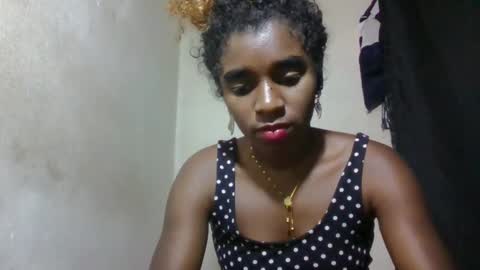 Snapshot of elina981 chatting on June 2, 10:17 am elina981 online show from June 2, 10:17 am