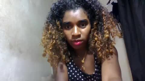 Snapshot of elina981 chatting on June 2, 10:23 pm elina981 online show from June 2, 10:23 pm