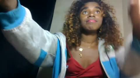 Snapshot of elina981 chatting on June 14, 7:27 pm elina981 online show from June 14, 7:27 pm