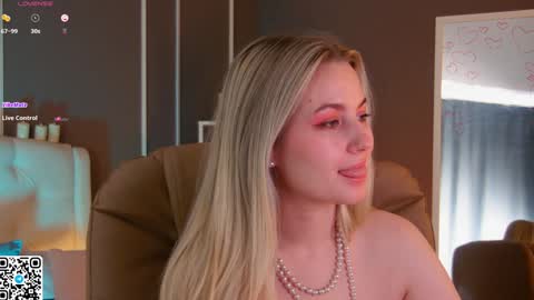 Snapshot of elina_nortas chatting on February 5, 7:29 am Elina online show from February 5, 7:29 am