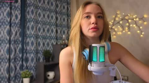 Snapshot of elina_wilgauch chatting on December 2, 1:22 am Elina online show from December 2, 1:22 am