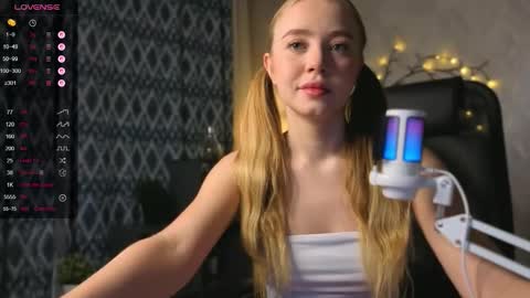 Snapshot of elina_wilgauch chatting on December 3, 1:24 am Elina online show from December 3, 1:24 am