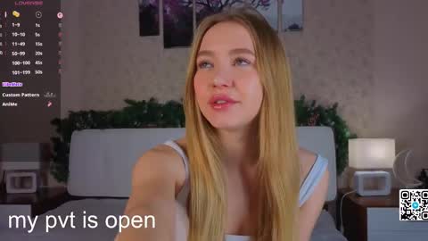 Snapshot of elina_wilgauch chatting on December 15, 1:32 am Elina online show from December 15, 1:32 am