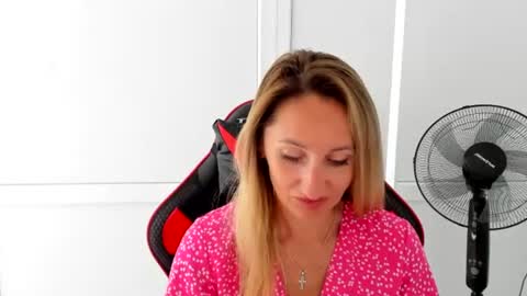 Snapshot of elinarosee chatting on June 22, 6:43 am Milena online show from June 22, 6:43 am