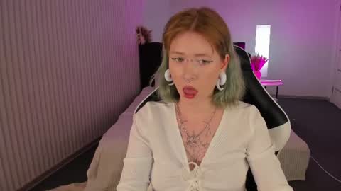 Snapshot of elira_vane chatting on June 16, 10:51 am Elira Vane online show from June 16, 10:51 am