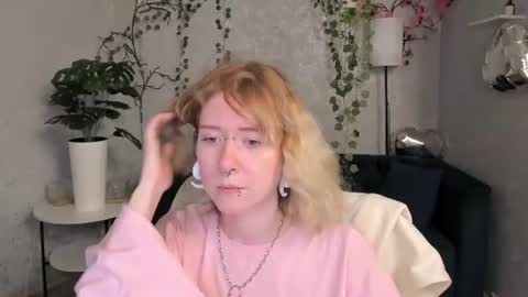 Snapshot of elira_vane chatting on June 22, 3:25 am Elira Vane online show from June 22, 3:25 am