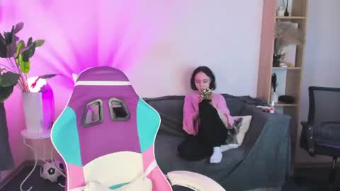 Snapshot of elira_vane chatting on June 24, 3:49 am Elira Vane online show from June 24, 3:49 am
