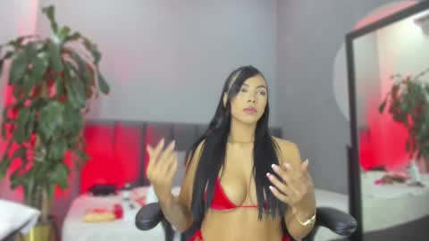 Snapshot of elisa_castrillon chatting on February 22, 8:42 pm Elisa online show from February 22, 8:42 pm