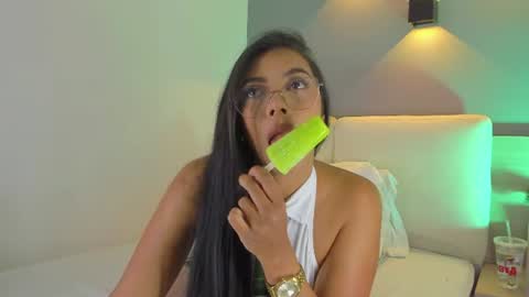 Snapshot of elisa_castrillon chatting on June 19, 8:34 pm Elisa online show from June 19, 8:34 pm