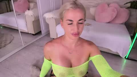 Snapshot of elisabeth_jason chatting on July 28, 4:39 pm elisabeth_jason online show from July 28, 4:39 pm