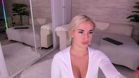 Snapshot of elisabeth_jason chatting on August 4, 4:31 pm elisabeth_jason online show from August 4, 4:31 pm