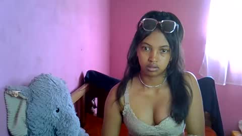 Snapshot of elisah01 chatting on May 20, 6:41 am elisah01 online show from May 20, 6:41 am