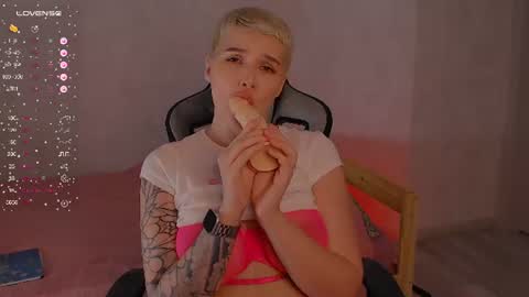 Snapshot of elise_day chatting on June 25, 2:10 pm elise_day online show from June 25, 2:10 pm