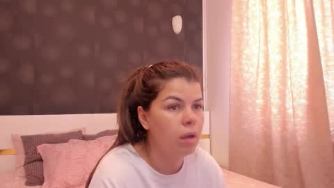 Snapshot of elisetyler89 chatting on November 3, 8:59 am Elly online show from November 3, 8:59 am