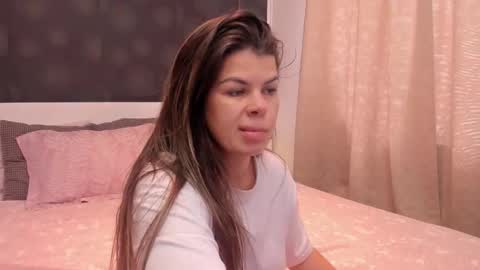 Snapshot of elisetyler89 chatting on November 4, 8:57 am Elly online show from November 4, 8:57 am