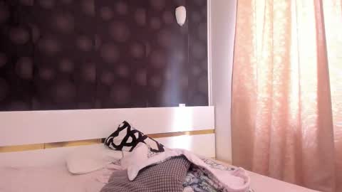 Snapshot of elisetyler89 chatting on November 21, 9:52 am Elly online show from November 21, 9:52 am