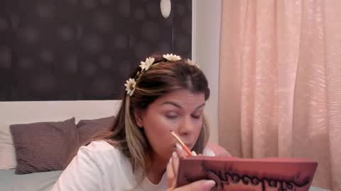 Snapshot of elisetyler89 chatting on December 5, 8:45 am Elly online show from December 5, 8:45 am